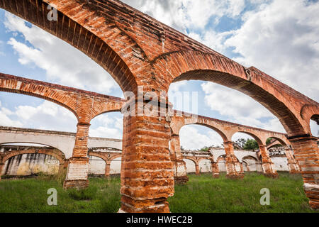 Old abandoned arches à l'ex-hacienda Gogorron à San Luis Potosi, au Mexique. Banque D'Images