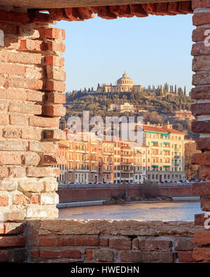 Vieille ville de Vérone, vue à travers la fenêtre brickwall Banque D'Images