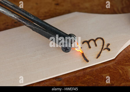 Dessin gravure sur une surface en bois Banque D'Images