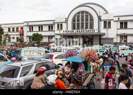 JAKARTA, INDONÉSIE - Le 5 février 2017 : la circulation lourde, y compris un cheval décoré panier, coincé dans l'embouteillage en face de la gare dans Jakartakota Banque D'Images