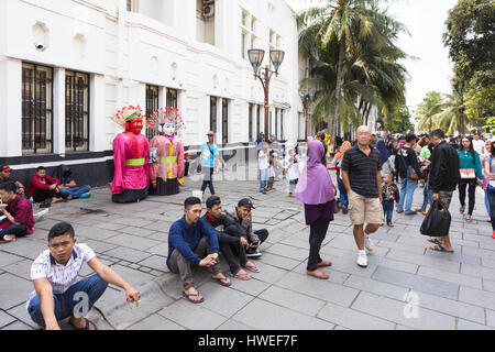 JAKARTA, INDONÉSIE - Octobre 9, 2016 : profitez d'une promenade sur la rue piétonne de la vieille ville de Jakarta. Les grandes poupées s'Ondel Ondel, une tradition o Banque D'Images