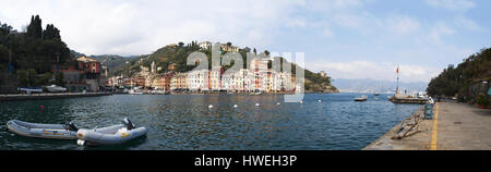 Ligurie, Italie : vue de la baie de Portofino, un village de pêcheurs, célèbre pour son port pittoresque, les maisons colorées Banque D'Images