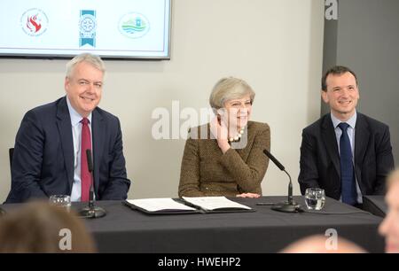 (De gauche à droite) Premier ministre Carwyn Jones, premier ministre Theresa Mai et secrétaire gallois Alun Cairns au cours d'une réunion au Liberty Stadium de Swansea, alors qu'elle subit des pressions afin de maintenir l'union ensemble dans le sillage de la discorde Brexit vote. Banque D'Images