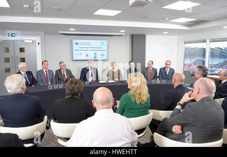 Premier ministre Carwyn Jones, premier ministre Theresa Mai et secrétaire gallois Alun Cairns au cours d'une réunion au Liberty Stadium de Swansea, alors qu'elle subit des pressions afin de maintenir l'union ensemble dans le sillage de la discorde Brexit vote. Banque D'Images