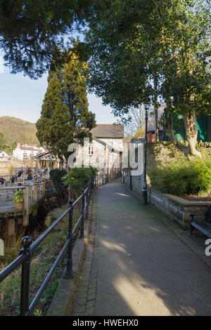 Partie de la promende Victoria menant au restaurant moulin à maïs, le long de la Dee ou d'Afon Dyfrdwy à Llangollen Banque D'Images