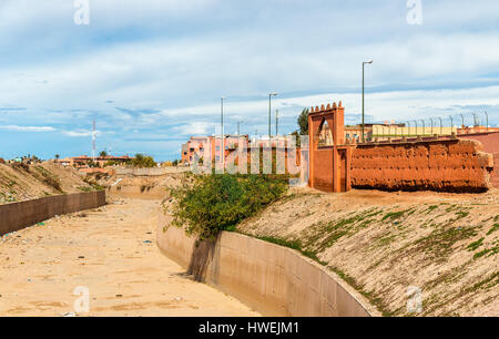 L'oued à sec de la rivière Issil à Marrakech, Maroc Banque D'Images