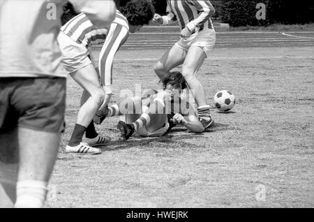 Pinki Floyd jouant au football - 22/06/1974 - France / Bourgogne (région de France) / Dijon - le lendemain de leur concert, les membres de Pink Floyd s'est rendu à jouer un match de football - Philippe Gras / Le Pictorium Banque D'Images