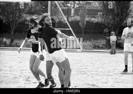 Pinki Floyd jouant au football - 22/06/1974 - France / Bourgogne (région de France) / Dijon - le lendemain de leur concert, les membres de Pink Floyd s'est rendu à jouer un match de football - Philippe Gras / Le Pictorium Banque D'Images