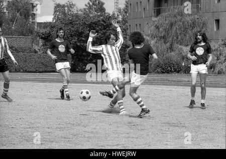 Pinki Floyd jouant au football - 22/06/1974 - France / Bourgogne (région de France) / Dijon - le lendemain de leur concert, les membres de Pink Floyd s'est rendu à jouer un match de football - Philippe Gras / Le Pictorium Banque D'Images