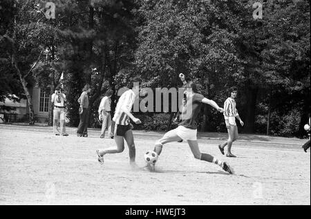 Pinki Floyd jouant au football - 22/06/1974 - France / Bourgogne (région de France) / Dijon - le lendemain de leur concert, les membres de Pink Floyd s'est rendu à jouer un match de football - Philippe Gras / Le Pictorium Banque D'Images