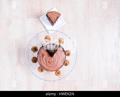 Gâteau au chocolat avec glaçage au chocolat sur verre Cake Stand Banque D'Images