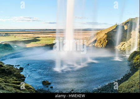 Derrière la cascade de Seljalandsfoss, coulant l'Islande Banque D'Images