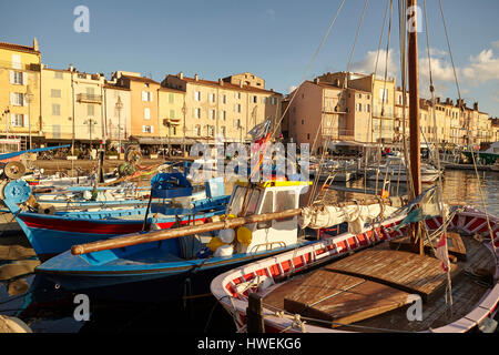 Voir d'embarcations traditionnelles et du port, Saint Tropez, Côte d'Azur, France Banque D'Images