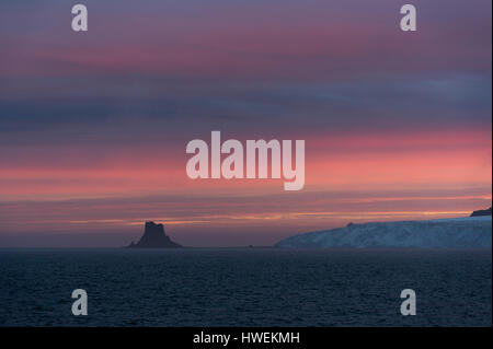 Plus de ciel coucher de soleil de l'île de Livingstone, détroit anglais, l'Antarctique Banque D'Images