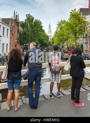 Les touristes de prendre des photos de la Zuiderkerk à partir d'un pont sur le canal à Amsterdam Groenburgwal Banque D'Images