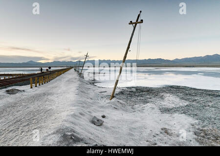 La voie du train, Haixi, Chaka Salt Lake, province de Qinghai, Chine Banque D'Images