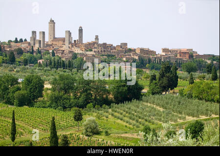 Paysage de champ avec hill ville de San Gimignano, Sienne, Toscane, Italie Banque D'Images