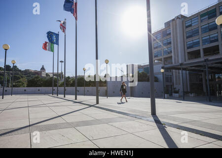 Young businesswoman walking, walking cours des drapeaux européens Banque D'Images