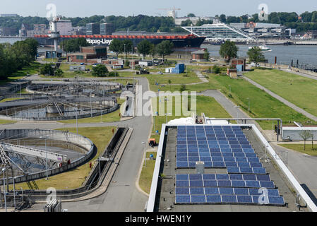 ALLEMAGNE, Hambourg, usine de traitement de l'eau de Hambourg Wasser à la rivière Elbe, modules solaires, Clarifier bassin, la boue d'égout est brûlée et conteneur de Hapag Lloyd / DEUTSCHLAND, Hamburg Wasser, Klaeranlage Koehlbrandhoeft an der Norderelbe, Solaranlage, Hapag Lloyd Containerschiff und Docklands Banque D'Images