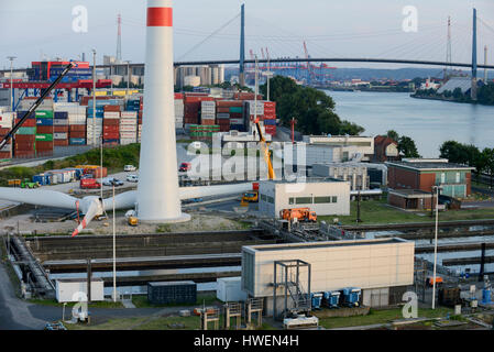 Allemagne Hambourg, la construction de nouvelles éoliennes Nordex de l'usine de traitement à Hambourg Wasser, le fournisseur d'eau local, derrière et Elbe Suederelbe Koehlbrandbruecke Banque D'Images