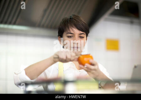 Young woman preparing food in fast food shop Banque D'Images