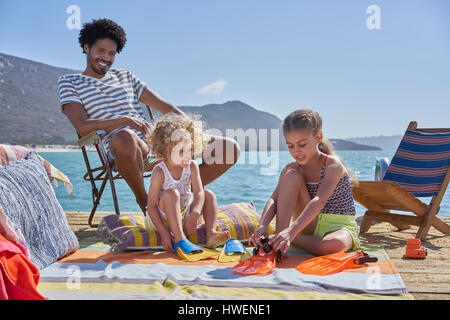 Famille sur péniche pont, Kraalbaai, Afrique du Sud Banque D'Images