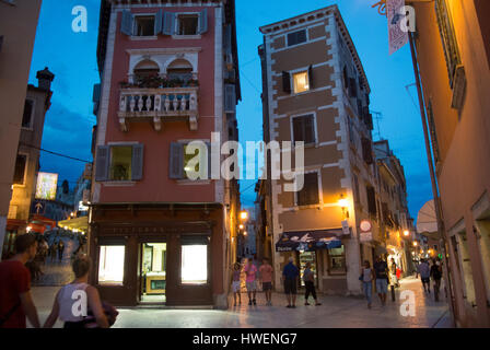 Un petit carré de Rovinj, Croatie. Une chaude soirée d'été. Banque D'Images