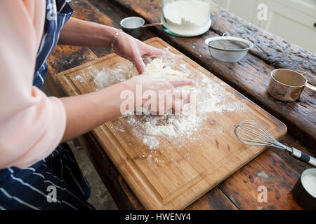 Mains de jeune femme au comptoir de cuisine pâte à pétrir Banque D'Images