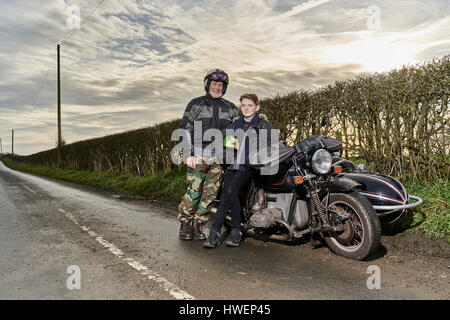 Portrait de senior male motorcyclist setting au bord de la moto Banque D'Images