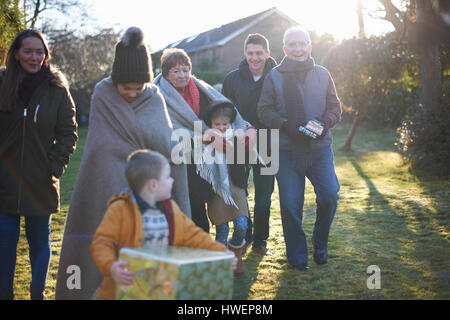 Famille à la célébration d'anniversaire dans le jardin Banque D'Images