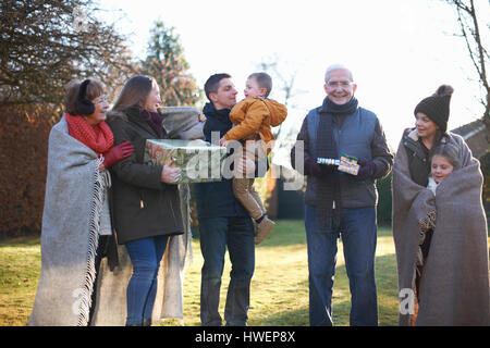 Famille à la célébration d'anniversaire dans le jardin Banque D'Images