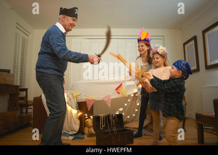 Man hat pirate ayant épée combat avec habillé des petits-enfants Banque D'Images