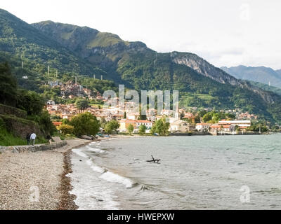 Musso, Italie - 5 septembre 2015 : Panorama de l'après-midi du pays donnant sur le lac de Côme et les montagnes environnantes du châssis. Banque D'Images