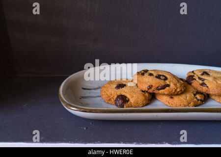 Cookies aux pépites de chocolat sur une plaque en céramique japonaise Banque D'Images