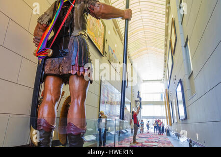 Goliath surplombe une prise de photos touristiques dans les Gardes civiques Galerie - Musée d'Amsterdam Schuttersgalerij Banque D'Images