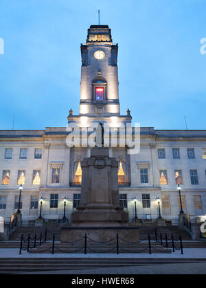 Hôtel de ville de Barnsley et War Memorial au crépuscule Barnsley South Yorkshire Angleterre Banque D'Images