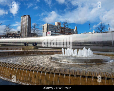 Fontaine et sculpture pointe à la place de la gerbe avec hallam derrière l'Université Sheffield South Yorkshire Angleterre Banque D'Images