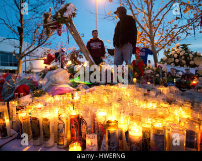 Recueillir des fans par le faire passer à la mémoire de l'acteur Paul Walker, vedette du 'Fast and Furious', le 8 décembre 2013 à Valencia, en Californie. Photo par Francis Specker Banque D'Images