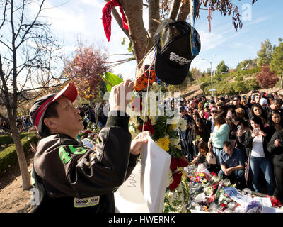 Recueillir des fans par le faire passer à la mémoire de l'acteur Paul Walker, vedette du 'Fast and Furious', le 8 décembre 2013 à Valencia, en Californie. Photo par Francis Specker Banque D'Images