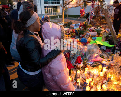 Recueillir des fans par le faire passer à la mémoire de l'acteur Paul Walker, vedette du 'Fast and Furious', le 8 décembre 2013 à Valencia, en Californie. Photo par Francis Specker Banque D'Images