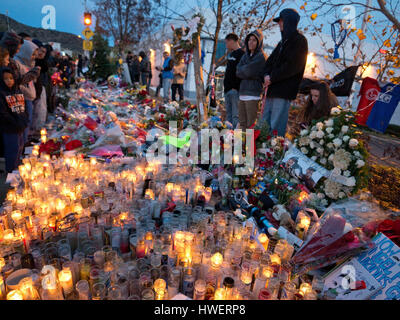 Recueillir des fans par le faire passer à la mémoire de l'acteur Paul Walker, vedette du 'Fast and Furious', le 8 décembre 2013 à Valencia, en Californie. Photo par Francis Specker Banque D'Images