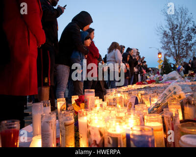 Recueillir des fans par le faire passer à la mémoire de l'acteur Paul Walker, vedette du 'Fast and Furious', le 8 décembre 2013 à Valencia, en Californie. Photo par Francis Specker Banque D'Images