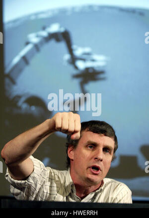 Steve Squyres, Mars Exploration Rover chercheur principal de l'Université Cornell, traite de l'action du bras sur le rover "opportunité" lors d'une conférence de presse au Jet Propulsion Laboratory (JPL) à Pasadena, Californie Le mercredi, 04 février 2004. Une image tirée du rover du bras peut être vu dans l'arrière-plan. Photo par Francis Specker Banque D'Images