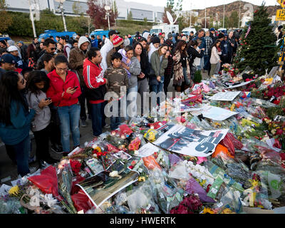 Recueillir des fans par le faire passer à la mémoire de l'acteur Paul Walker, vedette du 'Fast and Furious', le 8 décembre 2013 à Valencia, en Californie. Photo par Francis Specker Banque D'Images