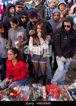 Recueillir des fans par le faire passer à la mémoire de l'acteur Paul Walker, vedette du 'Fast and Furious', le 8 décembre 2013 à Valencia, en Californie. Photo par Francis Specker Banque D'Images