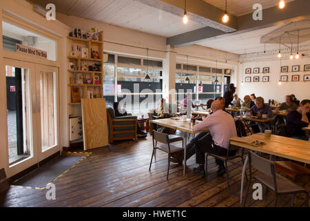 Longue journée à Cardiff café, petit homme Coffee Company Banque D'Images