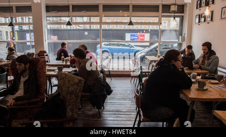 Longue journée à Cardiff café, petit homme Coffee Company Banque D'Images