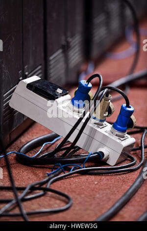 Fiches et prises électriques industriels connectés sur un panneau Banque D'Images