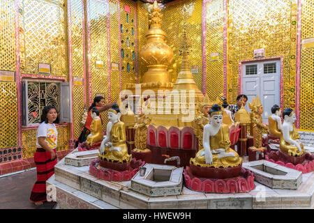 Stupa und der Pagode Sutaungpyei Bouddhas auf dem Mandalay Hill, Mandalay, Myanmar | stupa et Bouddhas à l'intérieur de la Pagode Sutaungpyei sur Mandalay Banque D'Images