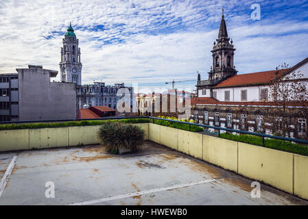 Sur le toit de parking en Santo Ildefonso district de la ville de Porto au Portugal. Voir avec l'Hôtel de Ville Tour (à gauche) et l'église Trinity (à droite) Banque D'Images